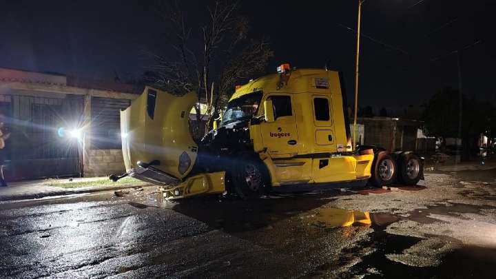 Trailer cae a zanja de Simas en fraccionamiento La Perla de Torreón; denuncian falta de señalética