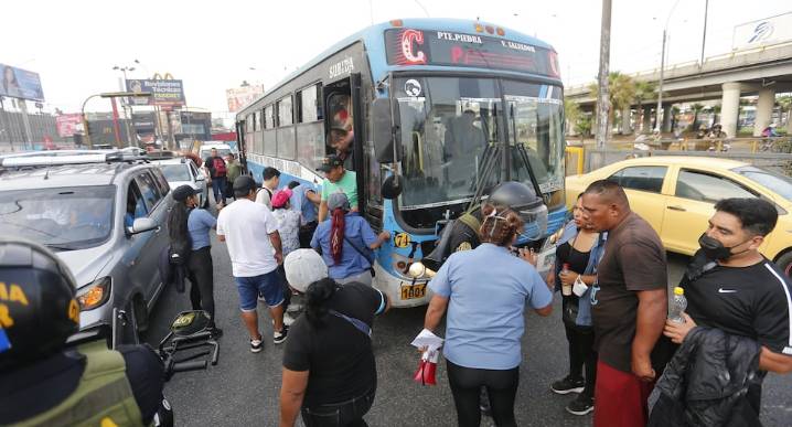 Transportistas bloquean calles de San Juan de Lurigancho en protesta por el aumento de criminalidad