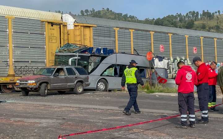 Chofer de autobús llevaba la música alta, posiblemente no escuchó al tren: Fiscalía