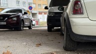 Vandalismo en El Berrón: rajan las ruedas de más de una treintena de coches aparcados bajo el puente de la avenida de Langreo