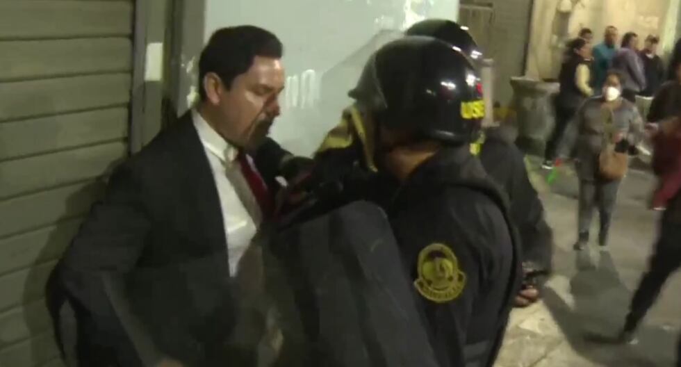 Marcha de la Generación Z: policías arrinconan en vivo a periodista de Canal N |