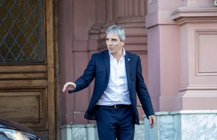 Caputo defendió el regreso de una de las medidas del cepo: “Se cortó el kiosco de unos pocos”