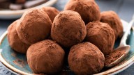 Trufas de cacao amargo y leche en polvo: la receta saludable para bajar de peso con 4 ingredientes