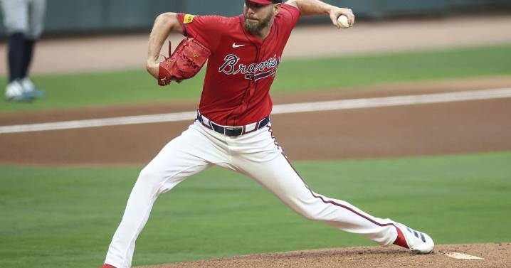 Braves' late surge stuns slumping Mariners as Chris Sale shines in 4