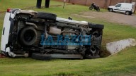 Vuelco de una camioneta en el acceso a la empresa CDC sobre Ruta 5