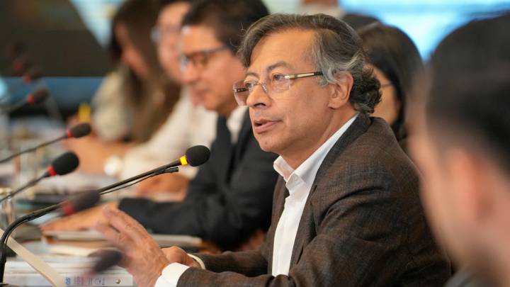 "No más limosnas ni regalos": Petro anuncia que Colombia dejará de comprar armas a EEUU