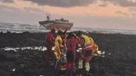 Emergencia en Lanzarote: encalla en Órzola un pesquero con cinco tripulantes marroquíes