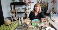 Las manos de Alba Lucía relucen creatividad para elaborar su arte con cubetas de huevos en Manizales