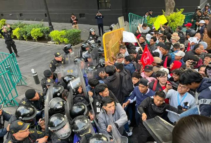 VIDEO: Estudiantes son agredidos por granaderos durante manifestación pacífica en el Palacio Nacional