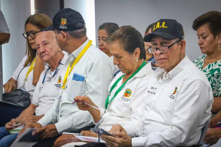 Alcaldía socializó con ediles y presidentes de JAC el proyecto de instalación de paraderos