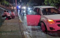 Mujer pierde el control se sube al camellón y vuelca