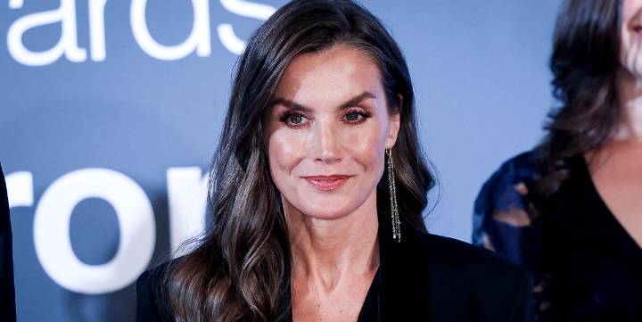 La reina Letizia estrena en Egipto el vestido drapeado más favorecedor, de firma británica y en el color favorito de la reina Camilla