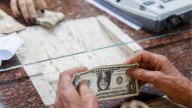 Venezuela reporta la caída del 47% de las remesas: Por cada dólar que ingresa al país, dos salen hacia Colombia #15Sep