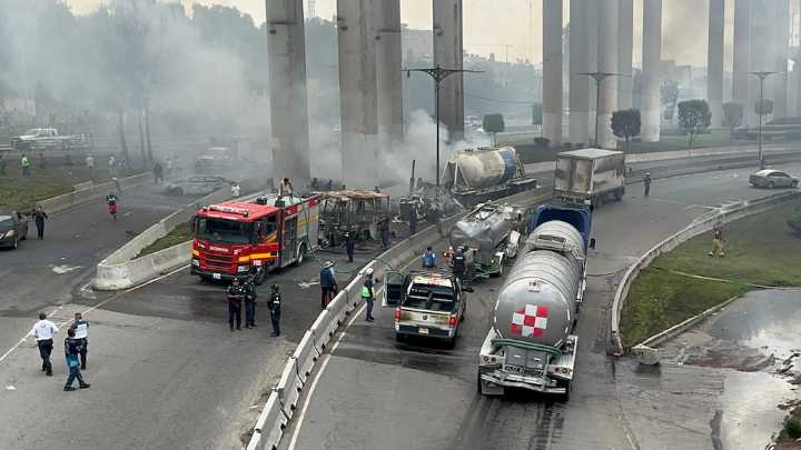 Controlan incendio de pipa en Iztapalapa; 57 lesionados