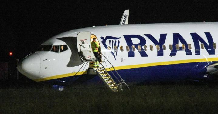 Ryanair cerrará su base en Santiago y suspenderá los vuelos a Vigo y Tenerife Norte