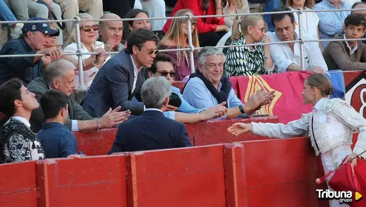 Galería de imágenes: Colorido y bullicio en los tendidos de La Glorieta en la apertura de la Feria
