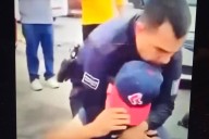 Policía somete a hombre con llave china.