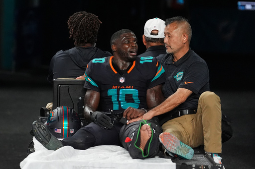 Tyreek Hill de los Dolphins es llevado al hospital por grave lesión en la pierna izquierda
