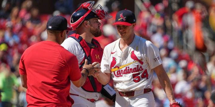 Sonny Gray takes no-hitter into 6th inning in win