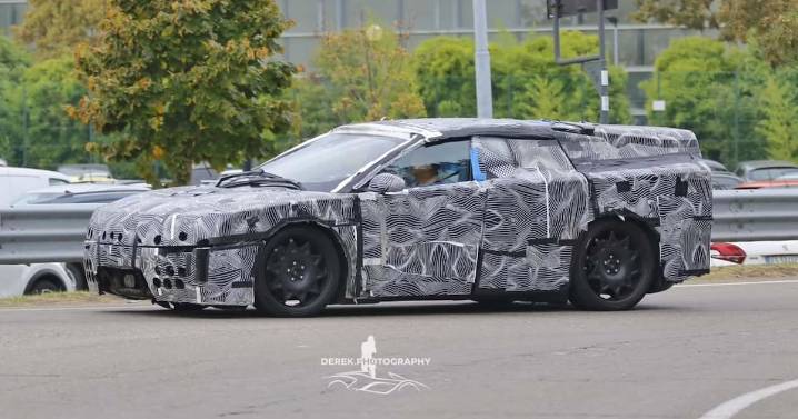 El primer Ferrari eléctrico se prueba bajo un camuflaje destartalado