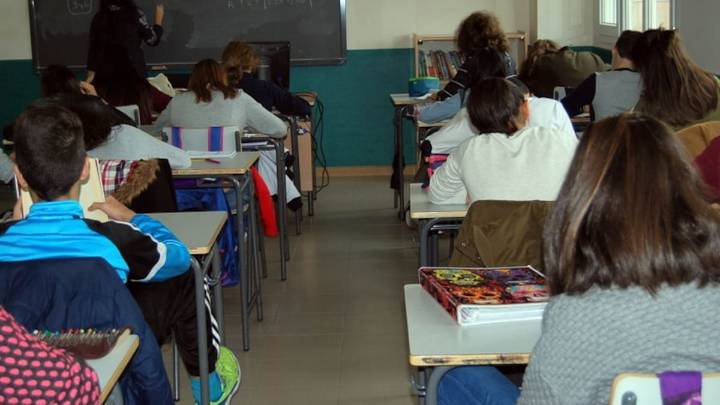 Sánchez anuncia una ley para rebajar las horas lectivas en el aula del profesorado a 23 en Primaria y a 18 en ESO y Bachillerato