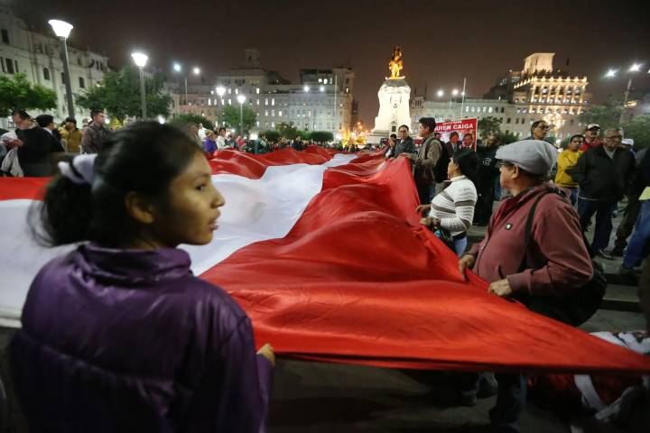 Ciudadanos se movilizan en segunda jornada de protesta por diversas calles de Lima