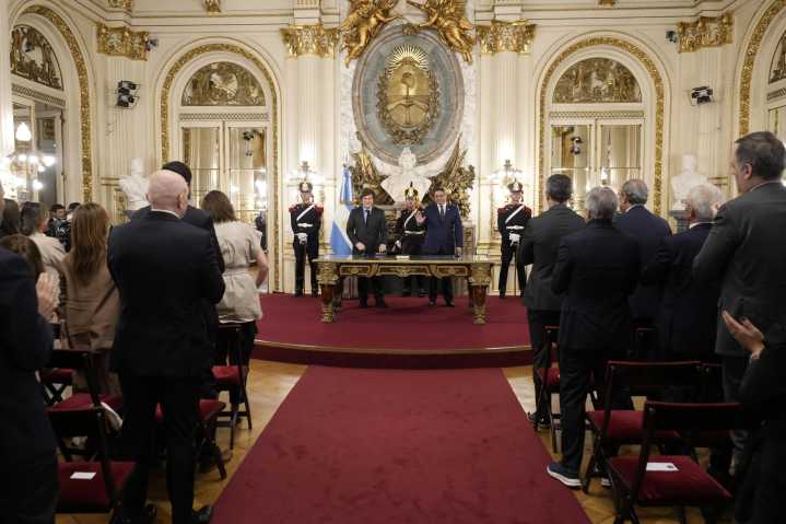 El Presidente Javier Milei tomó juramento al Ministro del Interior, Lisandro Catalán
