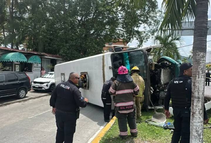 Así fue el MOMENTO EXACTO de la volcadura de camión de pasajeros en la Medina Ascencio