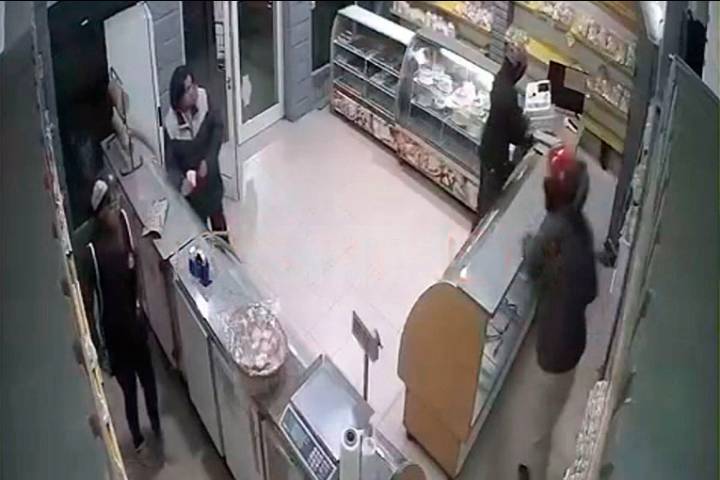 Video de violento robo en panadería de Paraná: empleadas enfrentaron a los ladrones