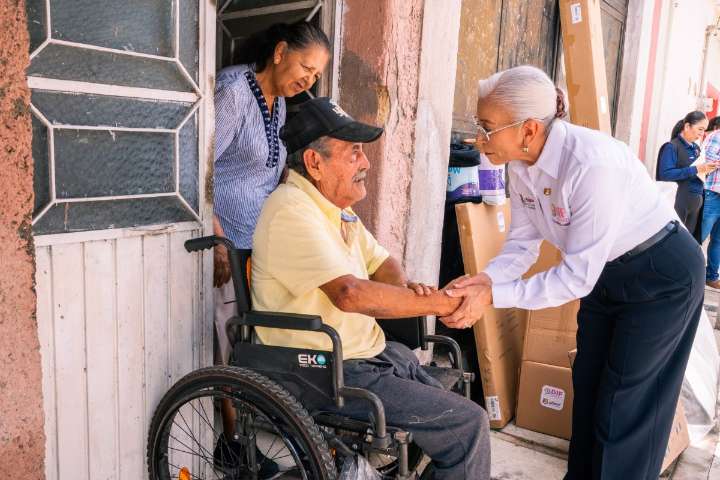 Entrega Beatriz Estrada apoyos a familias afectadas por inundaciones en Tepic