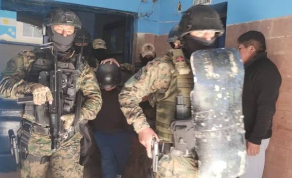 Triple crimen: trasladan a máxima seguridad en Jujuy al sospechoso detenido en Bolivia bajo fuerte operativo