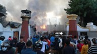 Manifestantes queman el Parlamento de Nepal en medio de tensiones