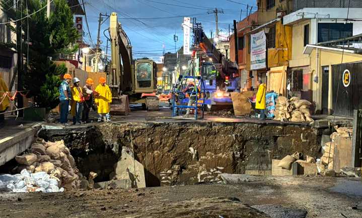 Estabilizan paredes de megasocavón de Iztapalapa