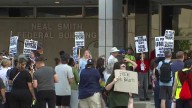 Group rallies for Des Moines Superintendent Dr. Ian Roberts