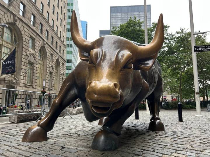 Futuros de Wall Street suben y oro marca récord pese a riesgo de cierre