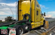 Choca tráiler contra base de puente sobre periférico; pierde control e impacta Suburban