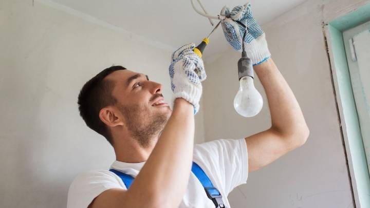 Importante empresa busca sumar electricista a su taller central
