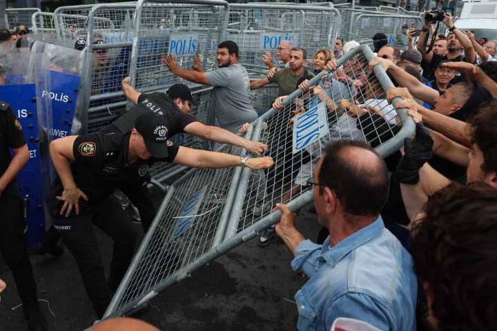 Tensión ante la sede del partido opositor turco en Estambul tras la destitución de cúpula