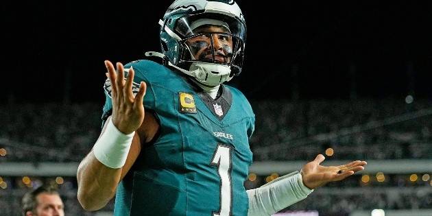 Eagles superan a los Cowboys en un emocionante inicio de temporada