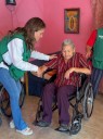 Recibe Doña Francisca silla de ruedas