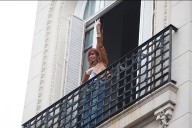 Cristina Kirchner saludó a la multitud a 100 días de su arresto domiciliario