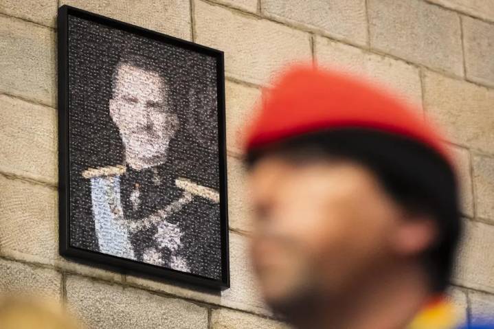 El Ayuntamiento de Girona acata una sentencia y cuelga un retrato de Felipe VI formado por fotos del 1