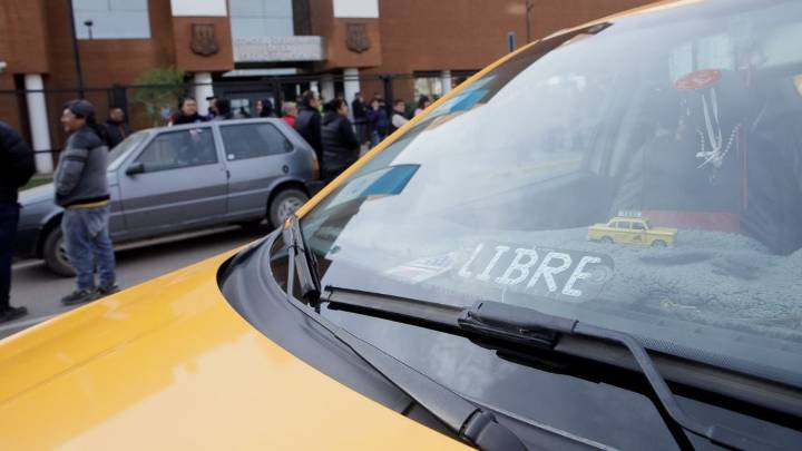 Taxistas de Neuquén y el Alto Valle convocan a realizar una protesta en el aeropuerto contra Uber y Cabify
