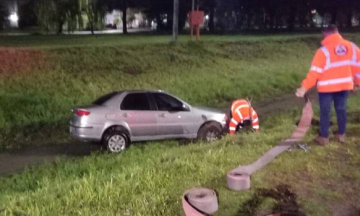 Conductor alcoholizado terminó dentro de una zanja