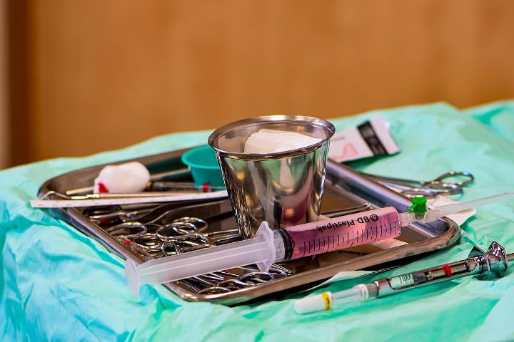 Menor de 14 años muere tras cirugía estética en Durango; su padre exige justicia