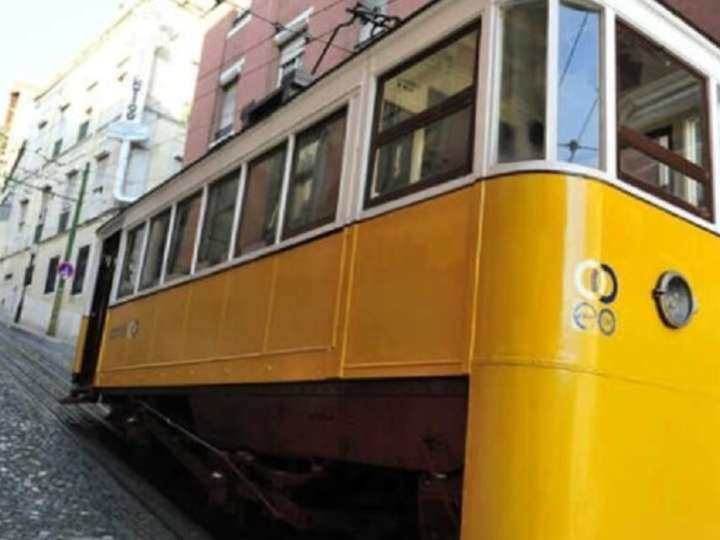 Cómo es y cómo funciona el famoso Elevador de la Gloria de Lisboa que quedó envuelto en una tragedia