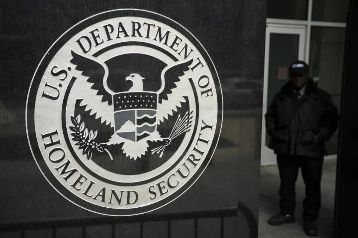 Agente de ICE investigado tras empujar a mujer ecuatoriana en tribunal de inmigración de Nueva York