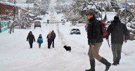 Por la alerta de nieve en Río Negro, este martes las clases arrancan más tarde en Bariloche y la región: ¿a qué hora?