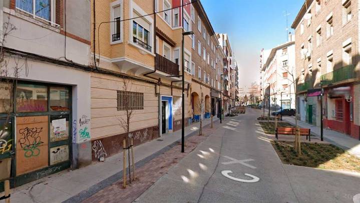 Un hombre amenaza y ataca a policías en Zaragoza tras una pelea en el Arrabal “¡Te voy a reventar!”