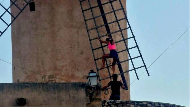 VÍDEO | Vandalismo en Mallorca: dos personas intentan subir el molino de la calle Indústria de Palma por sus aspas